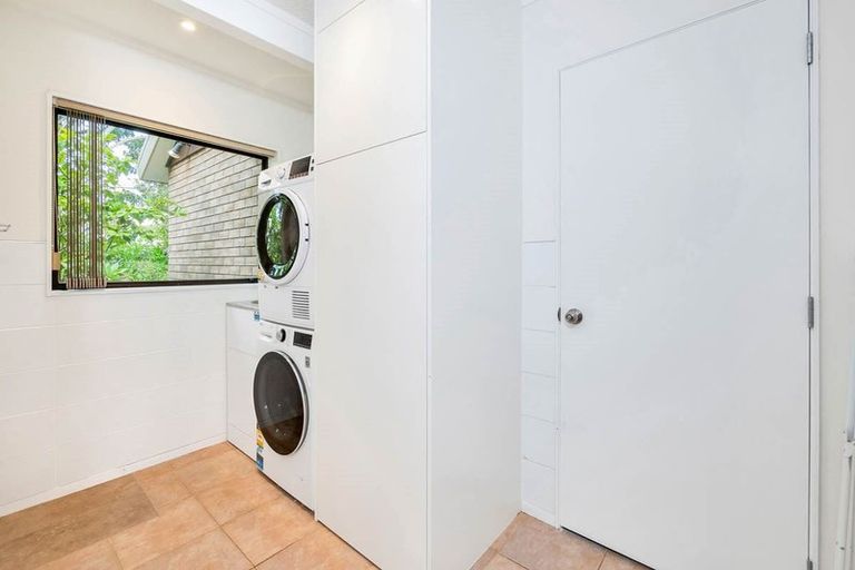 Photo of property in 1 Tiri View Place, Waiake, Auckland, 0630