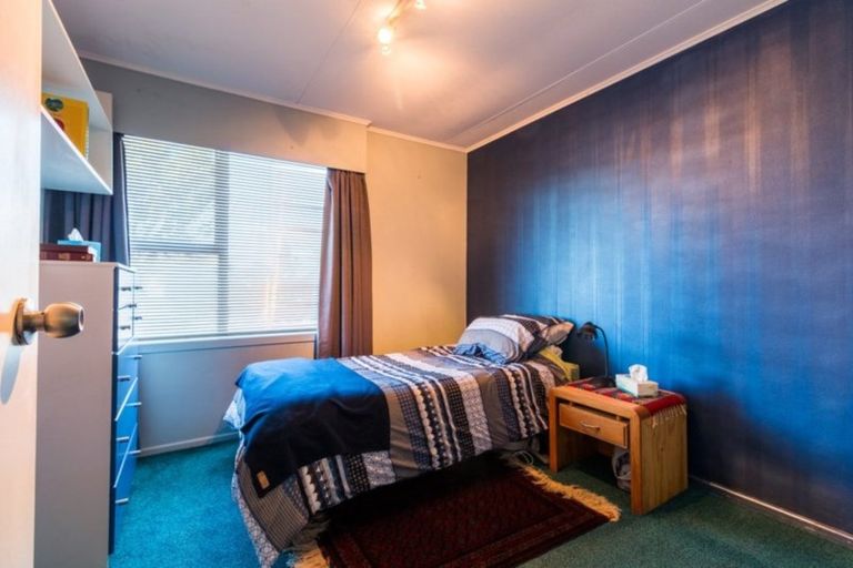 Photo of property in 13 Brooker Grove, Newlands, Wellington, 6037