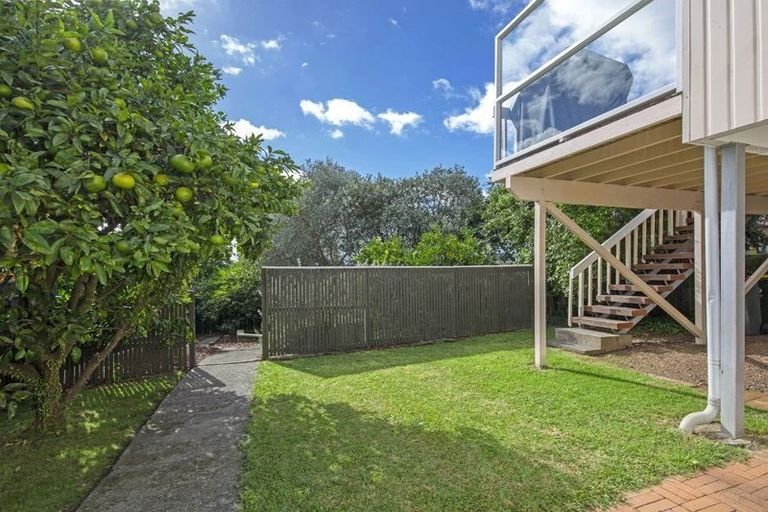 Photo of property in 76 Beechdale Crescent, Pakuranga Heights, Auckland, 2010