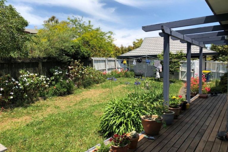 Photo of property in 16 Mallard Place, Unsworth Heights, Auckland, 0632