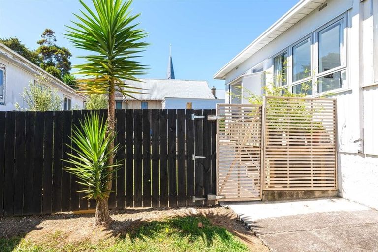 Photo of property in 4/4 Hutchinson Avenue, New Lynn, Auckland, 0600