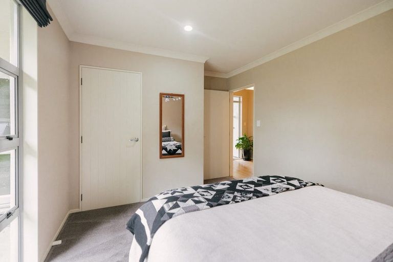 Photo of property in 8 Titirangi Drive, Fitzherbert, Palmerston North, 4471