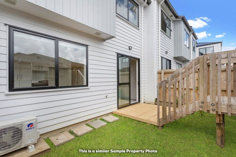 Photo of property in 2/60 Kelman Road, Kelston, Auckland, 0602