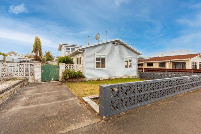 Photo of property in 1/11 Meeanee Quay, Westshore, Napier, 4110