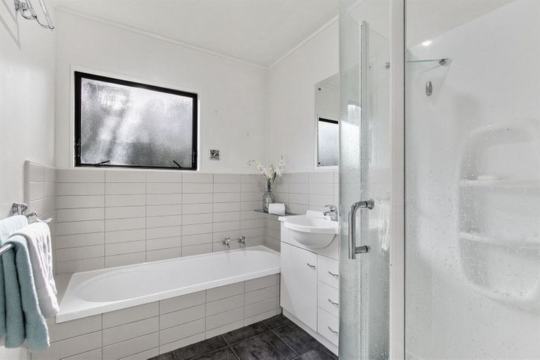 Photo of property in 18 Valecrest Place, Bayview, Auckland, 0629