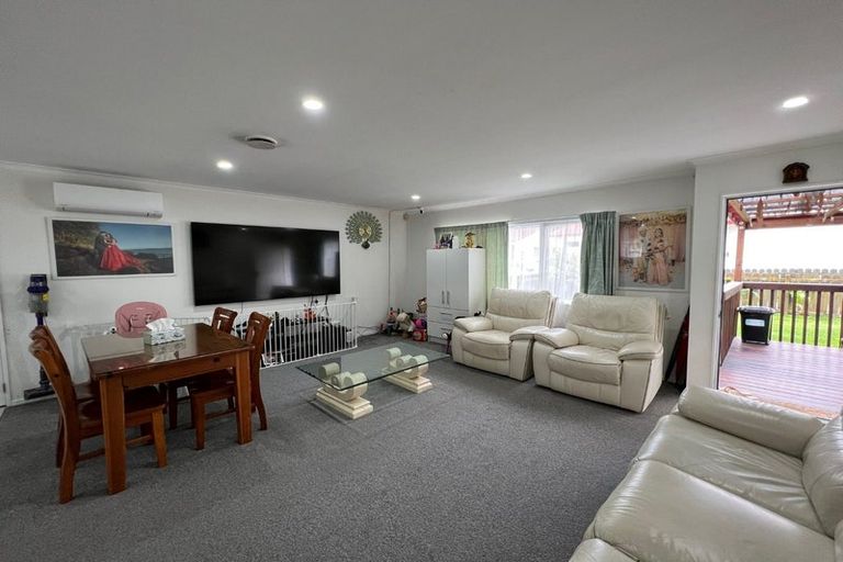 Photo of property in 1/11 Kirklow Place, Goodwood Heights, Auckland, 2105