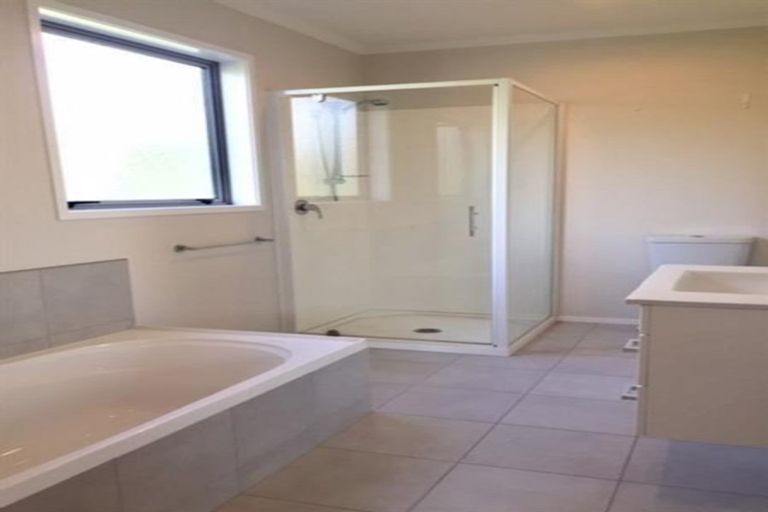 Photo of property in 11 Hutchinsons Road, Bucklands Beach, Auckland, 2014