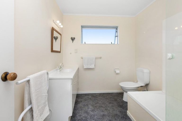 Photo of property in 4 Robertson Street, Raglan, 3225