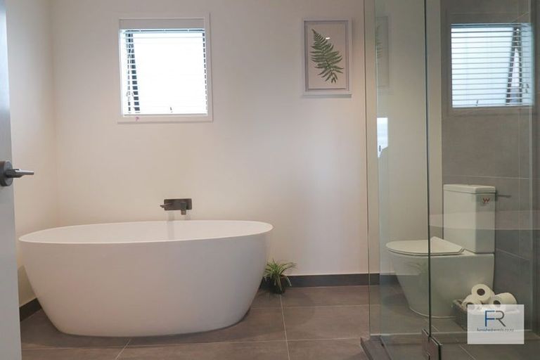 Photo of property in 4 Tapuwae Way, Mangere Bridge, Auckland, 2022