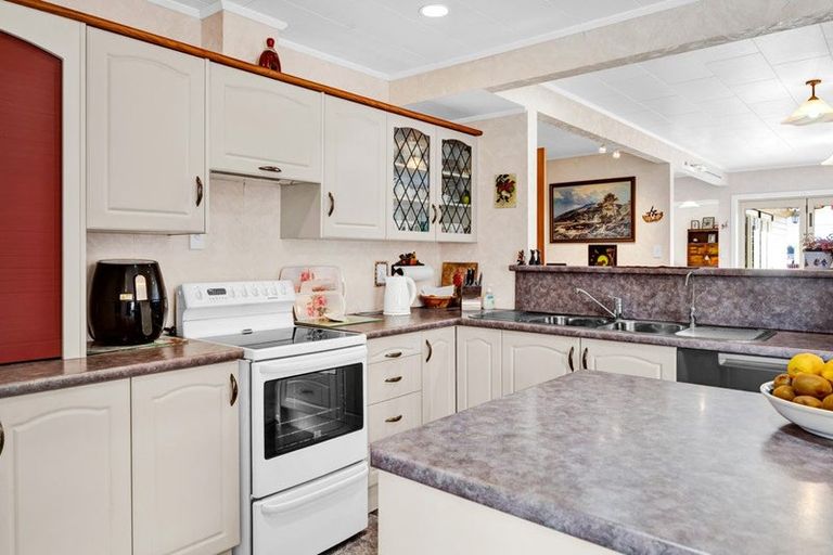 Photo of property in 16 Hunter Street, Hawera, 4610