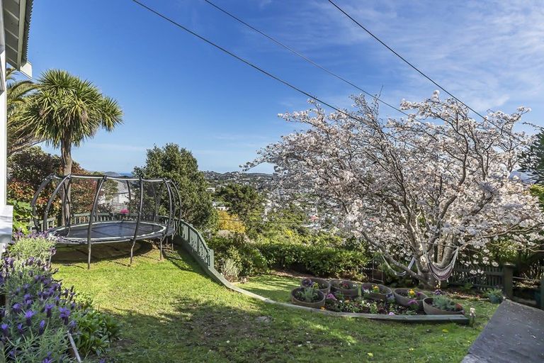 Photo of property in 168 Nevay Road, Karaka Bays, Wellington, 6022