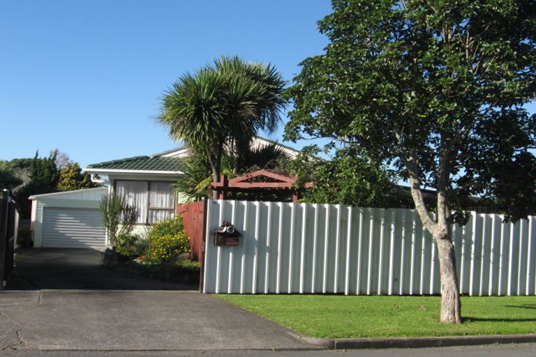 Photo of property in 8 Cade Place, Weymouth, Auckland, 2103