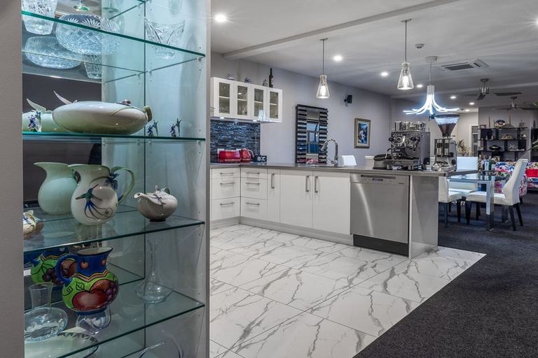 Photo of property in 10 Queen Street West, Levin, 5510