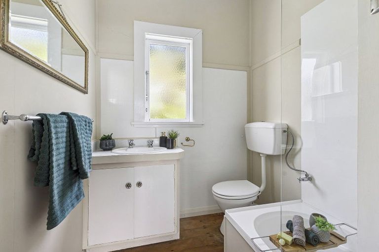 Photo of property in 24 Hungerford Road, Lyall Bay, Wellington, 6022