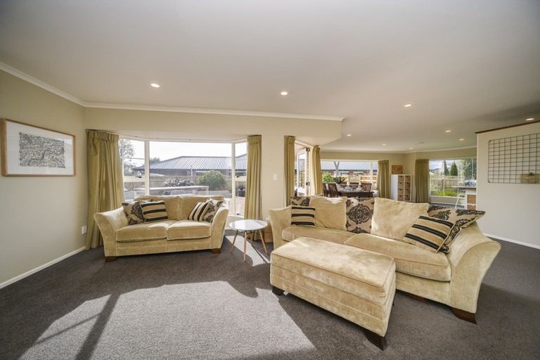 Photo of property in 5 Sycamore Crescent, Fitzherbert, Palmerston North, 4410