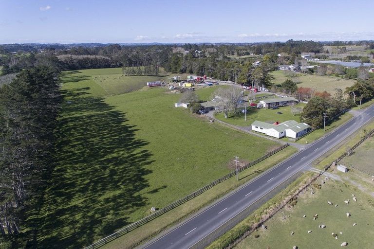 Photo of property in 43 Motu Road, Kumeu, 0891