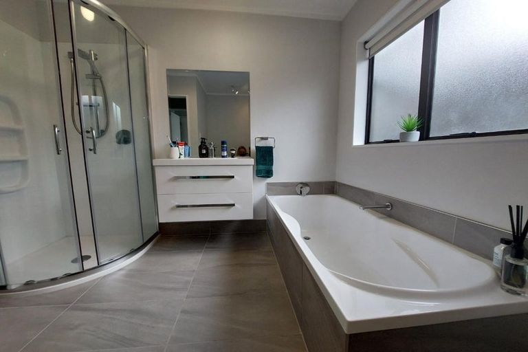 Photo of property in 2/70 Mirrabooka Avenue, Botany Downs, Auckland, 2010