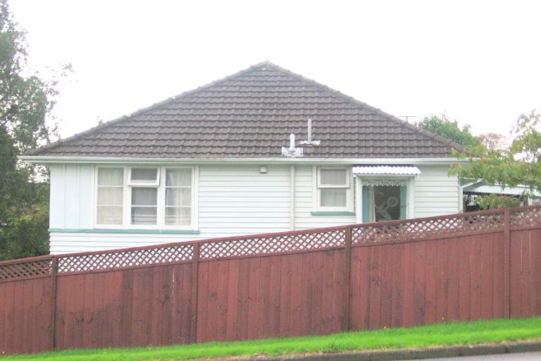 Photo of property in 32 View Road, Henderson, Auckland, 0612