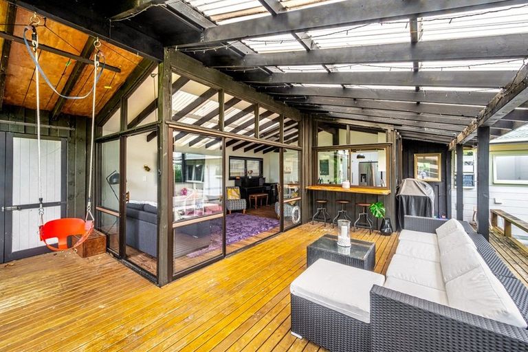 Photo of property in 32 Riverview Road, Panmure, Auckland, 1072