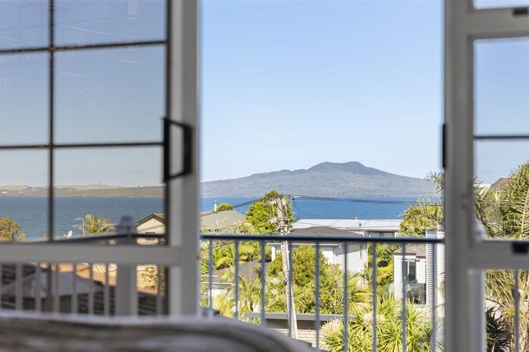 Photo of property in 16 Eastcliffe Road, Castor Bay, Auckland, 0620