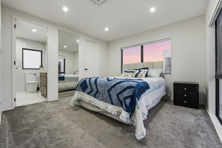 Photo of property in 7d Babich Road, Henderson Valley, Auckland, 0614