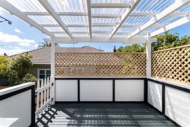 Photo of property in 2/200 Onewa Road, Birkenhead, Auckland, 0626