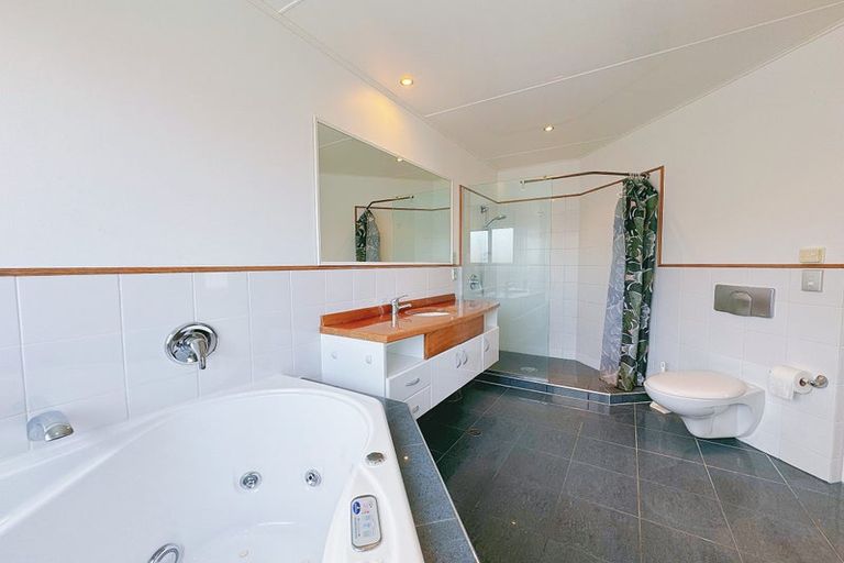 Photo of property in 40 Dress Circle, Newlands, Wellington, 6037