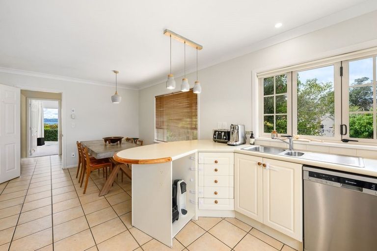 Photo of property in 6 Tupara Crescent, Kawaha Point, Rotorua, 3010