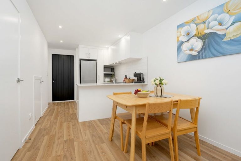 Photo of property in 22 Tokai Place, Glen Eden, 0602