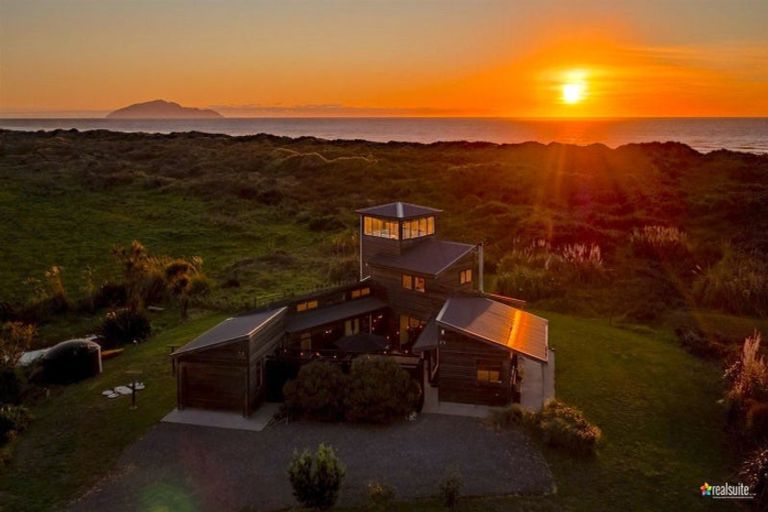 Photo of property in 80 Reay Mackay Grove, Waikawa Beach, Levin, 5573