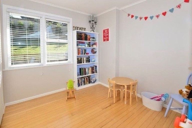 Photo of property in 17 Springtime Crescent, Stanmore Bay, Whangaparaoa, 0932