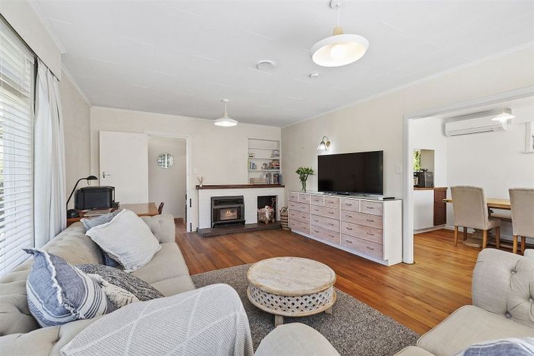 Photo of property in 28 Oak Avenue, Paremata, Porirua, 5024