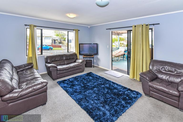 Photo of property in 48 Maplesden Drive, Clendon Park, Auckland, 2103