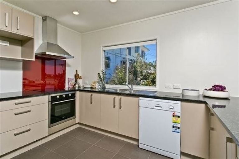 Photo of property in 58 Carlisle Road, Browns Bay, Auckland, 0630