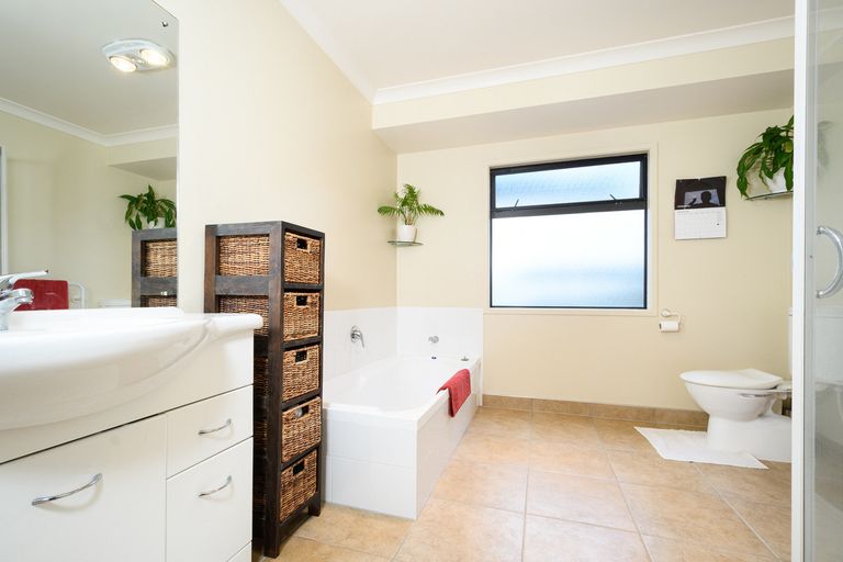 Photo of property in 5 Fairford Avenue, Henderson, Auckland, 0612