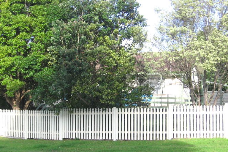 Photo of property in 15 Landow Place, Henderson, Auckland, 0612