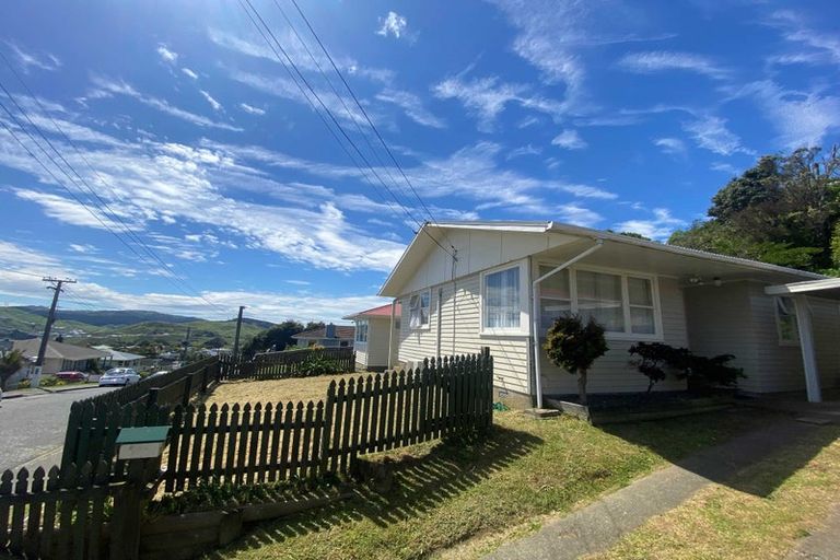 Photo of property in 15 Catherine Crescent, Paparangi, Wellington, 6037