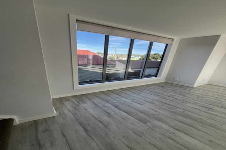 Photo of property in 2/121 Rongotai Road, Kilbirnie, Wellington, 6022
