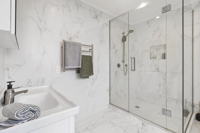 Photo of property in 24 Walmer Road, Point Chevalier, Auckland, 1022