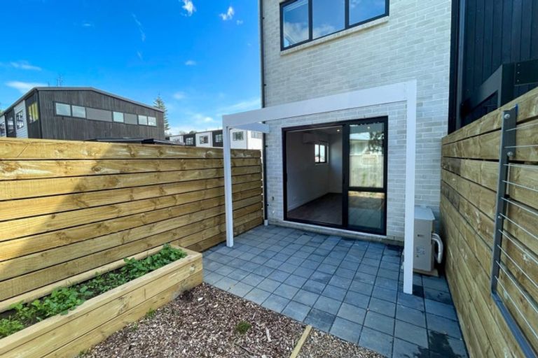 Photo of property in 19 Whanui Place, Mangere Bridge, Auckland, 2022