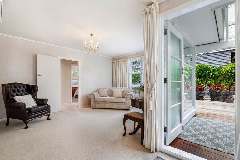 Photo of property in 18 Selwyn Crescent, Forrest Hill, Auckland, 0620