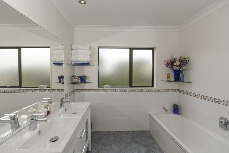 Photo of property in 21 Waimanu Drive, Te Atatu Peninsula, Auckland, 0610