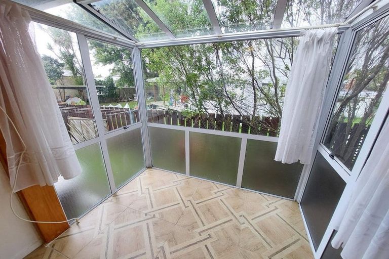 Photo of property in 9b Ware Place, Pakuranga Heights, Auckland, 2010