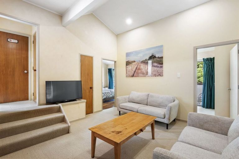 Photo of property in 1 Cobblestone Lane, Hillcrest, Auckland, 0627