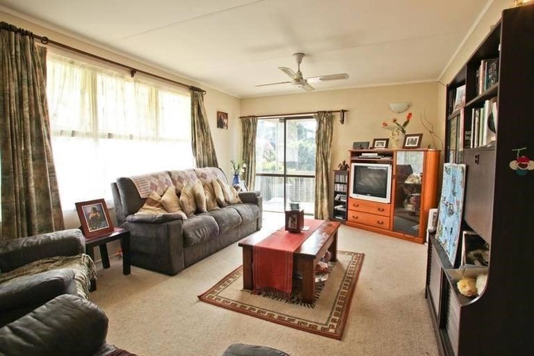 Photo of property in 35 Easton Park Parade, Glenfield, Auckland, 0629