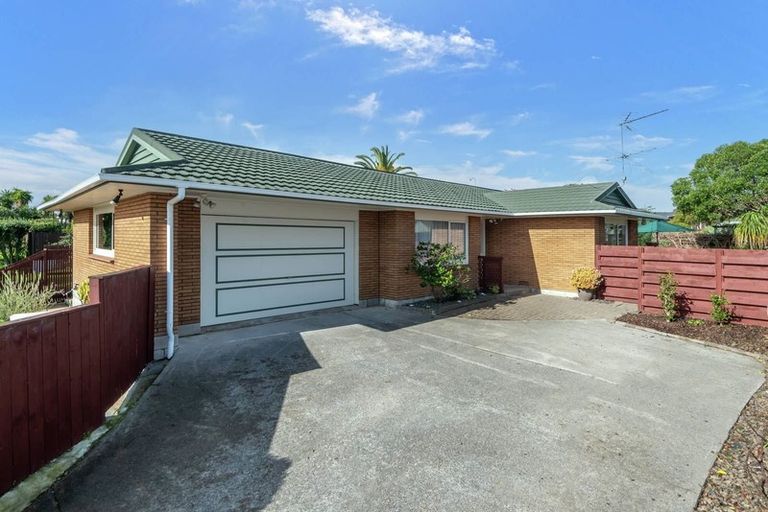 Photo of property in 21 Tupaki Place, Pakuranga Heights, Auckland, 2010