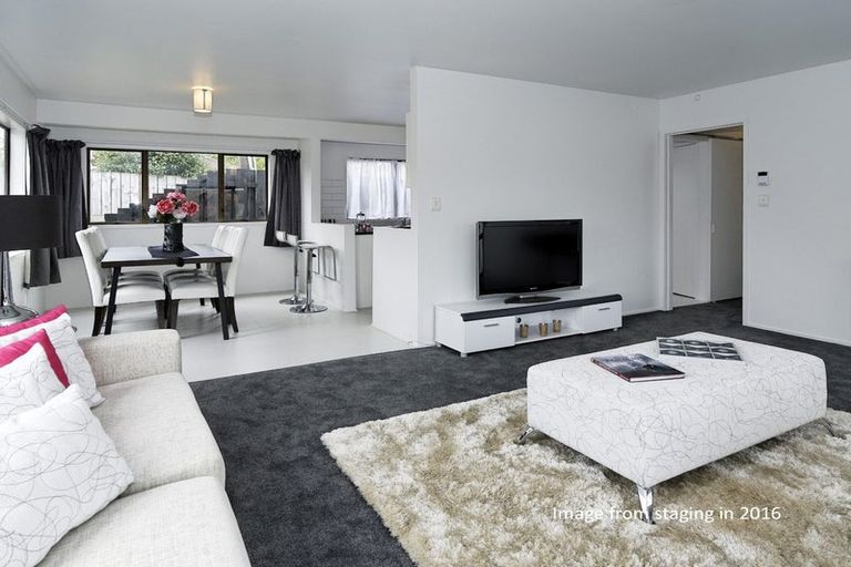 Photo of property in 2/14 Kelkirk Street, Kelston, Auckland, 0602