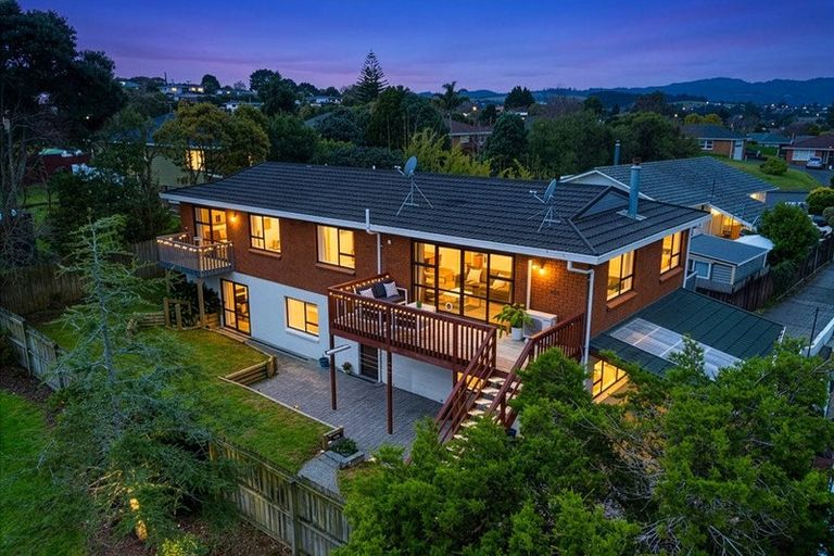 Photo of property in 2/12 Grimshaw Place, Henderson, Auckland, 0612