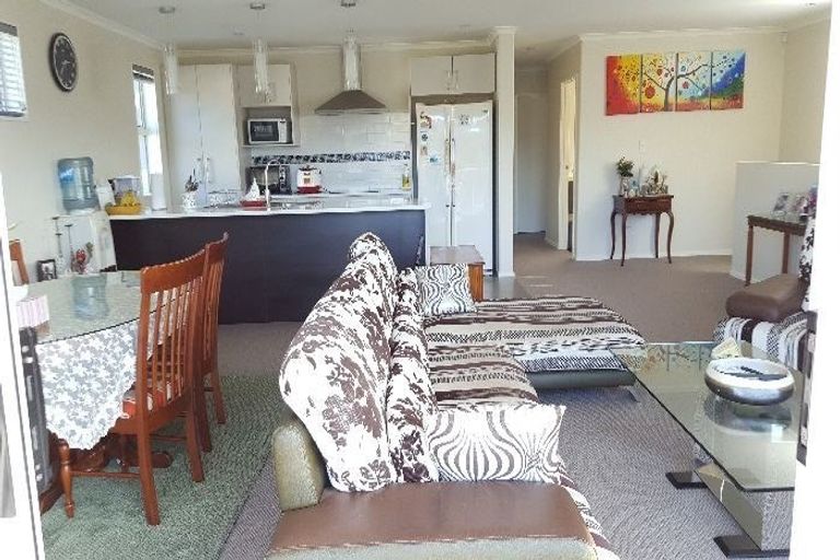 Photo of property in 9a Nimstedt Avenue, Oteha, Auckland, 0632