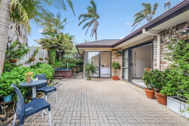 Photo of property in 9 Canonbie Place, East Tamaki Heights, Auckland, 2016